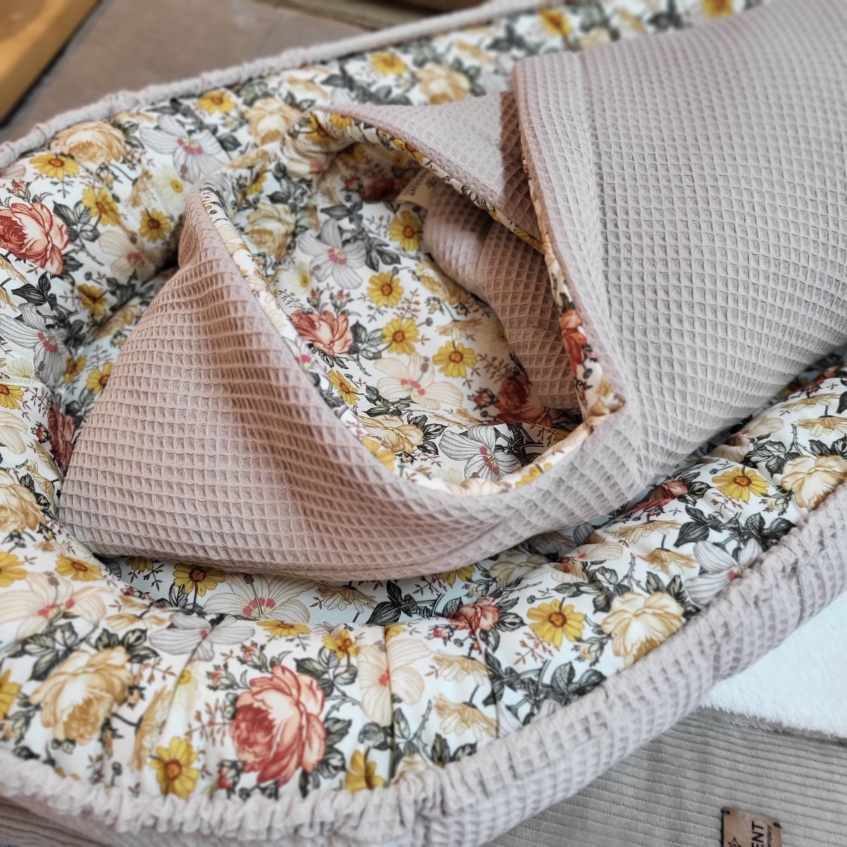 Baby Nestchen Retroblume - The Present Company