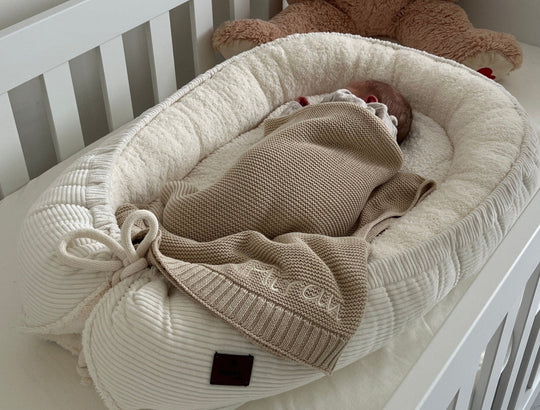 Babynest aus Cord Cremeweiß als Babybettumrandung