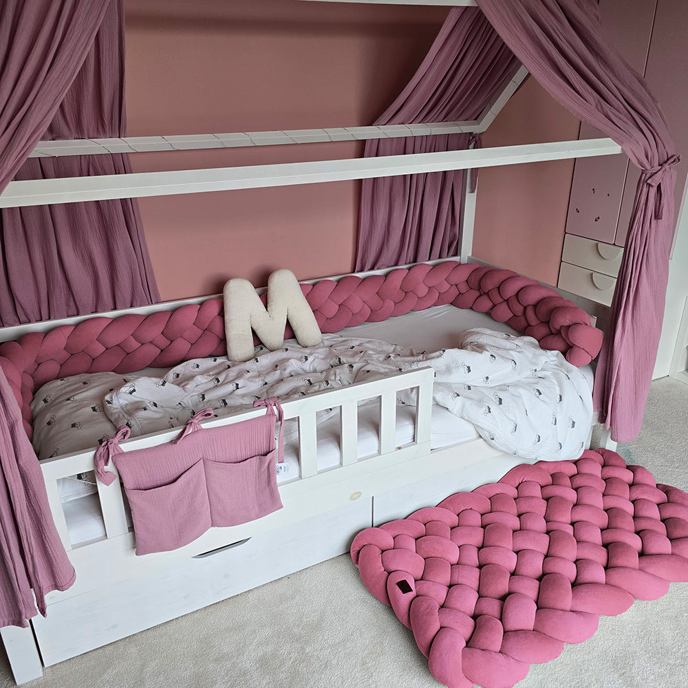 Geflochtene_Teppich_mit_4_Bettschlange_im_Bett_altrosa.jpg