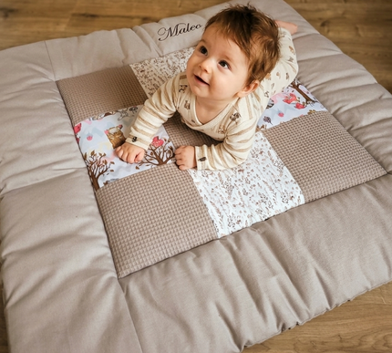 Krabbeldecke_Beige_mit_einem_Baby