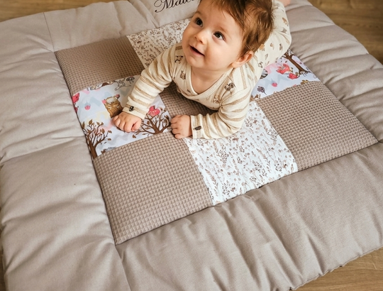 Krabbeldecke_Beige_mit_einem_Baby