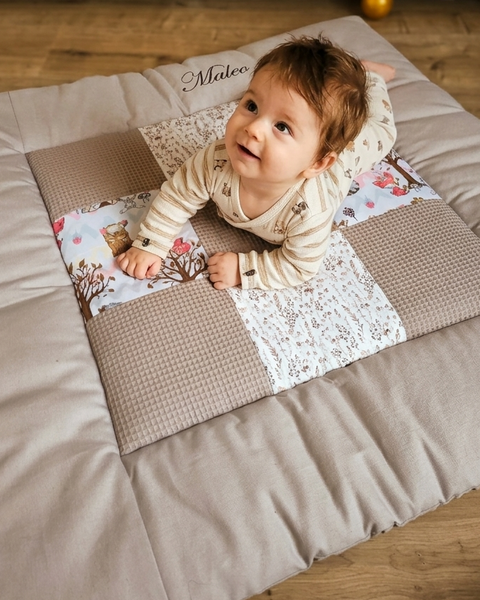 Krabbeldecke_Beige_mit_einem_Baby