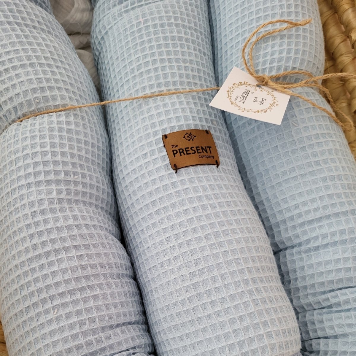 Bettschlange Waffelpique Hellblau - The Present Company