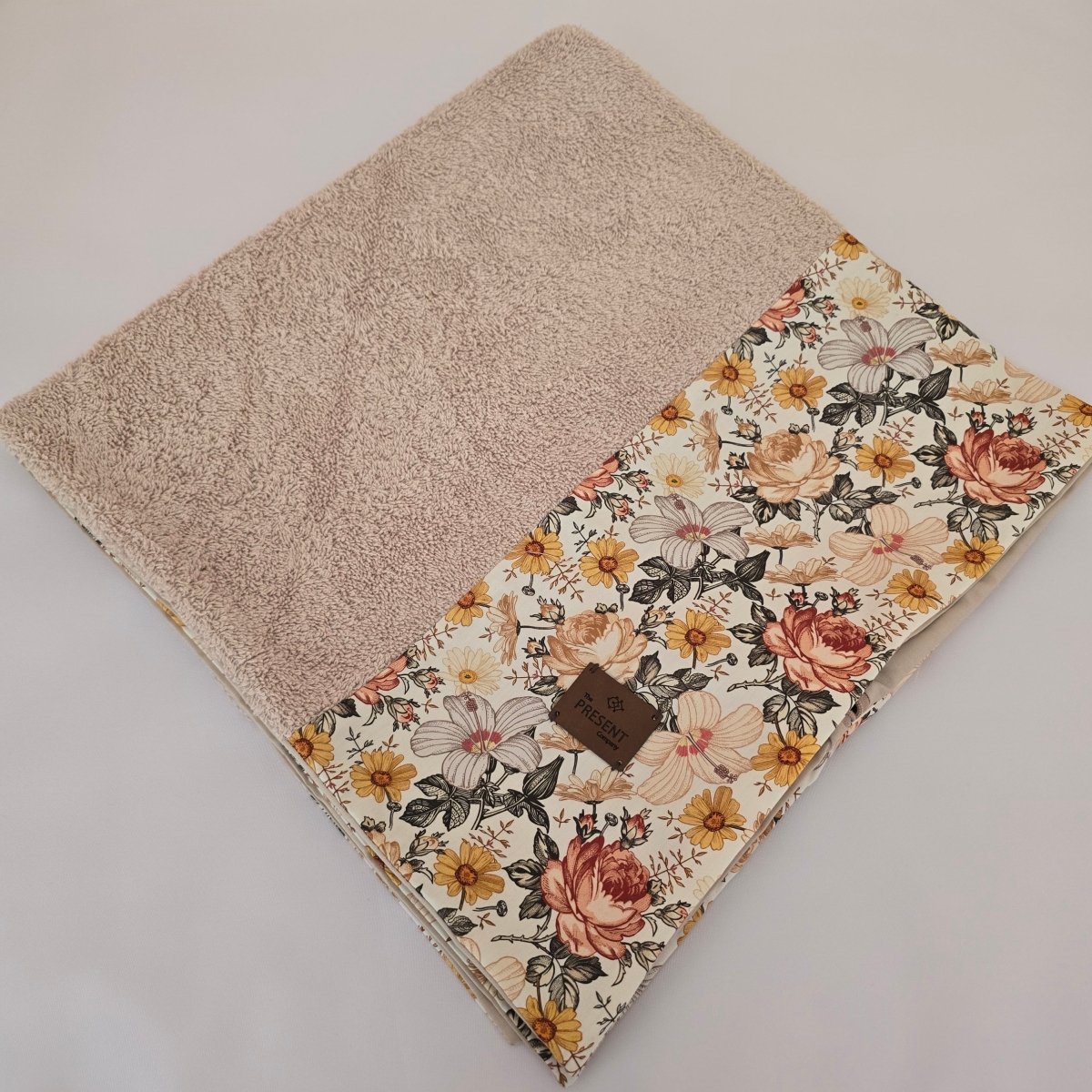 Bezug für Wickelauflage Druck Retroblume - The Present Company