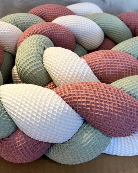 Geflochtene Bettschlange Altrosa, Hellmint, Cremeweiß - The Present Company