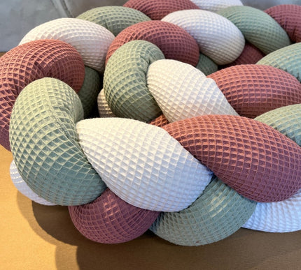 Geflochtene Bettschlange Altrosa, Hellmint, Cremeweiß - The Present Company