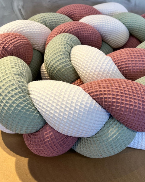 Geflochtene Bettschlange Altrosa, Hellmint, Cremeweiß - The Present Company