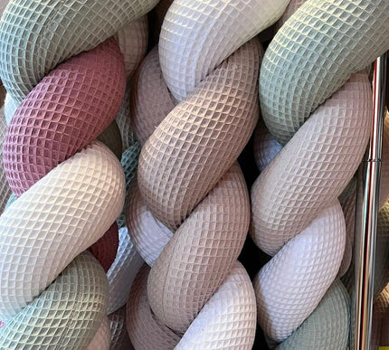 Geflochtene Bettschlange Altrosa, Hellmint, Cremeweiß - The Present Company