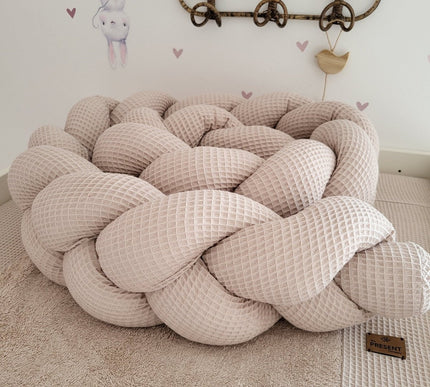 Geflochtene Bettschlange aus Waffelpique Hellbeige - The Present Company