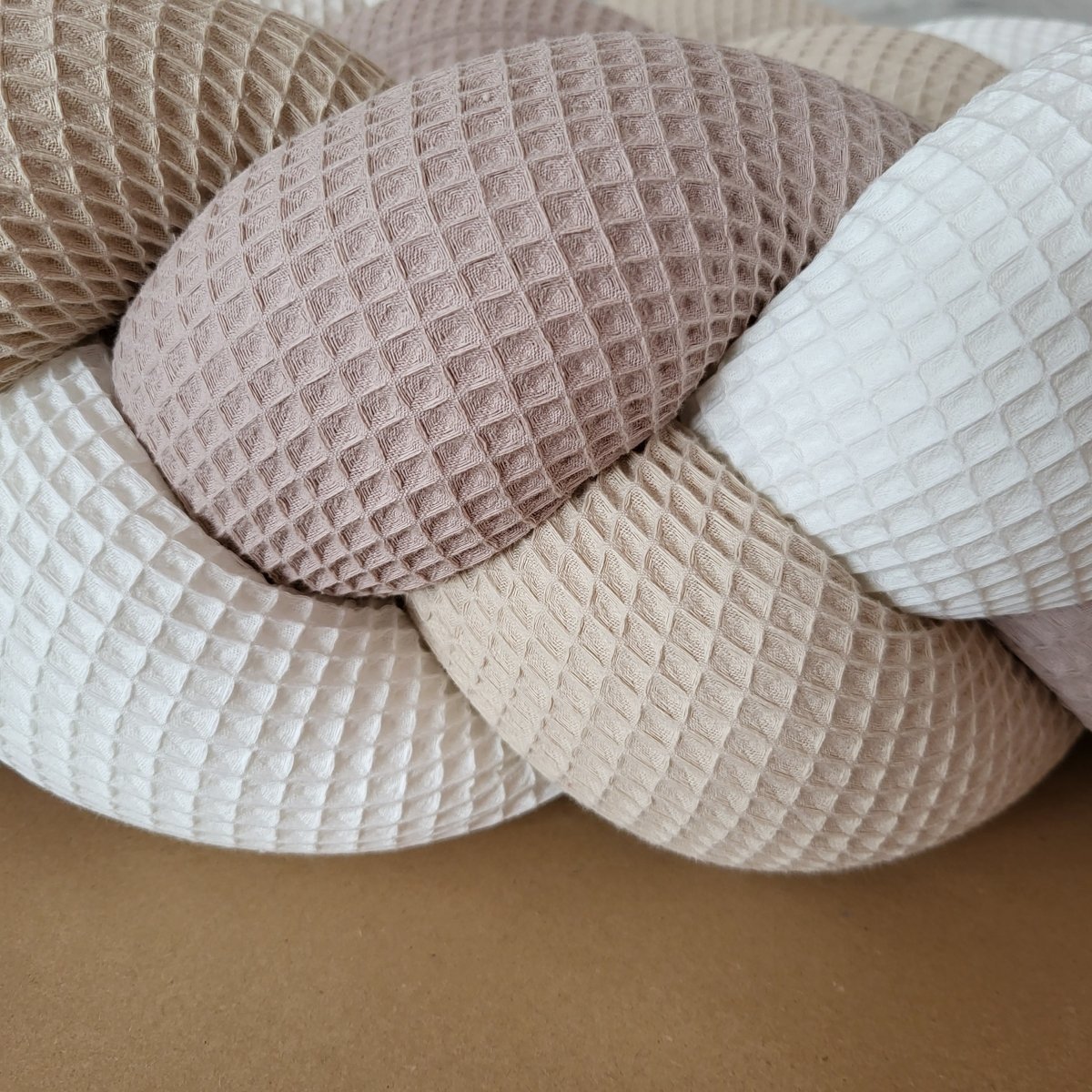 Geflochtene Bettschlange Dunkelbeige, Hellbeige, Cremeweiß - The Present Company