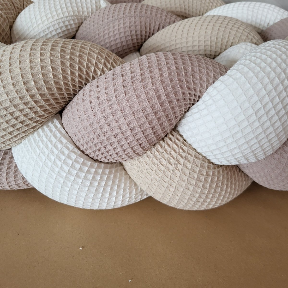 Geflochtene Bettschlange Dunkelbeige, Hellbeige, Cremeweiß - The Present Company