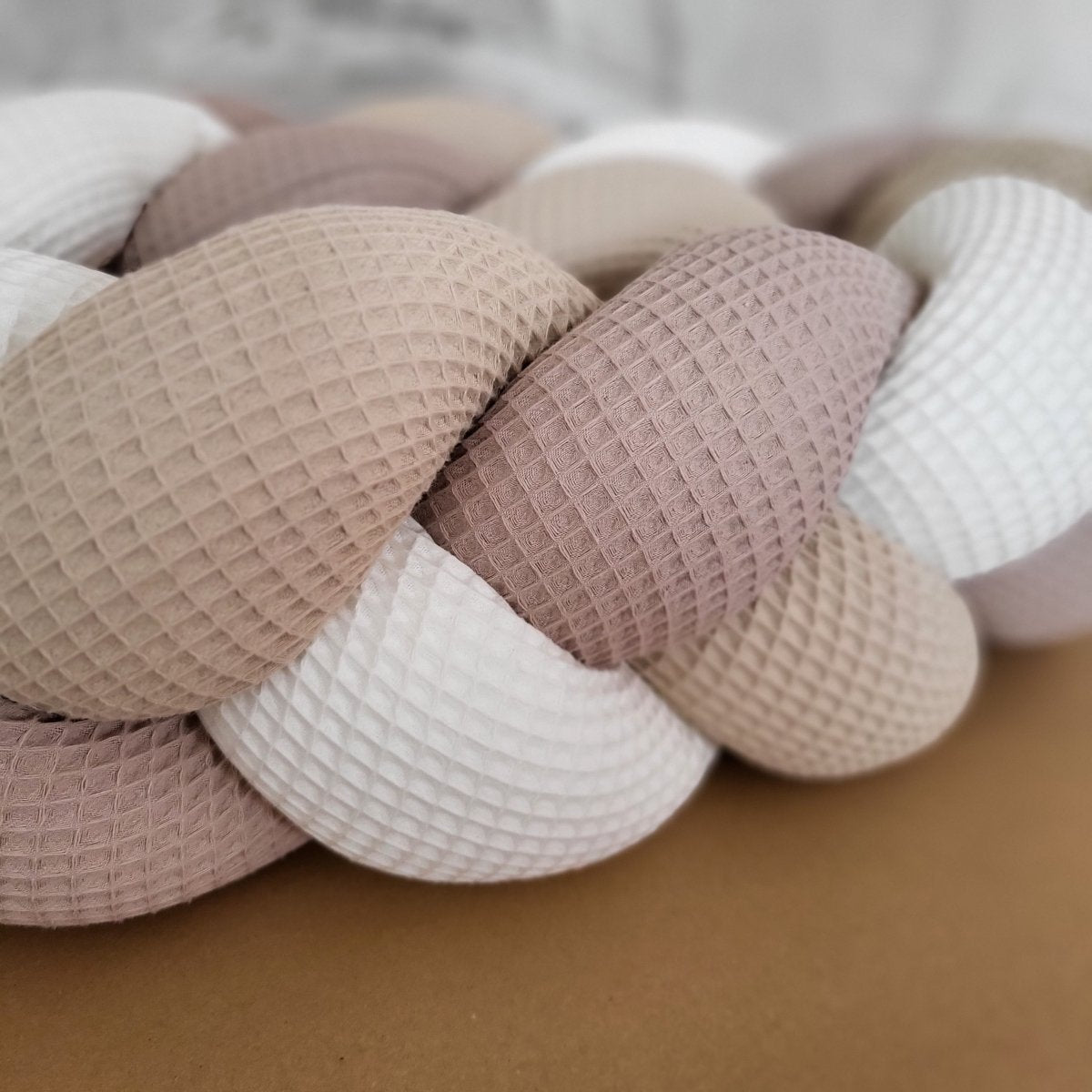 Geflochtene Bettschlange Dunkelbeige, Hellbeige, Cremeweiß - The Present Company