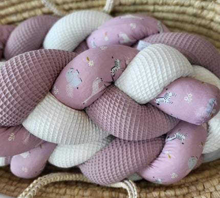 Geflochtene Bettschlange Flieder, Cremeweiß, Waldfreunde in Flieder - The Present Company