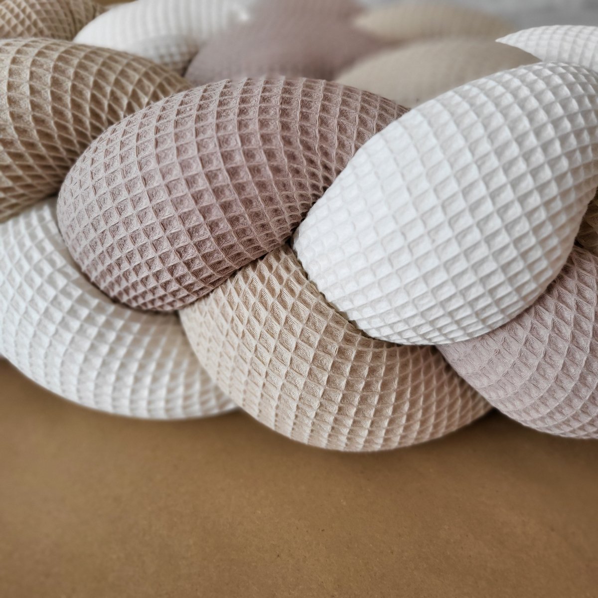 Geflochtene Wickeltischumrandung Dunkelbeige, Hellbeige, Cremeweiß - The Present Company