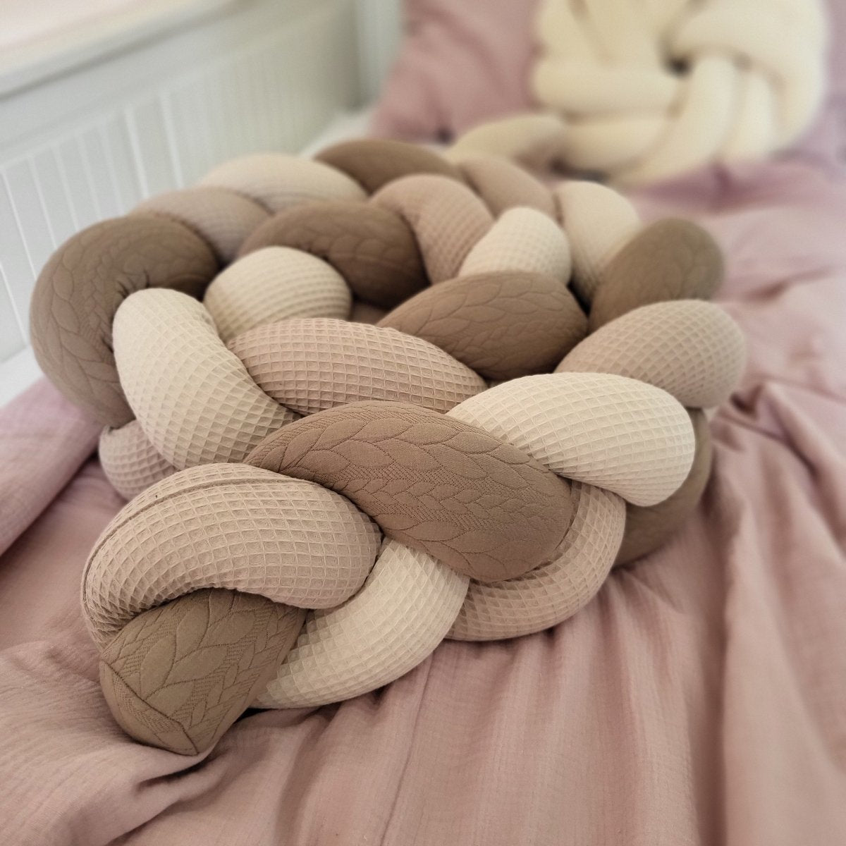 Geflochtene Wickeltischumrandung Dunkelbeige, Hellbeige, Zopfmuster Dunkelbeige - The Present Company