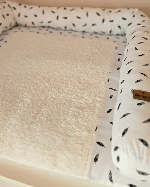 Wickeltischumrandung Feder - The Present Company