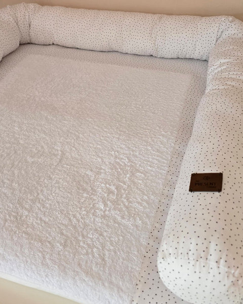 Wickeltischumrandung Punkte - The Present Company