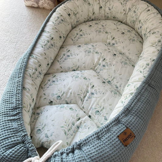 Baby Nestchen Eukalyptus - The Present Company