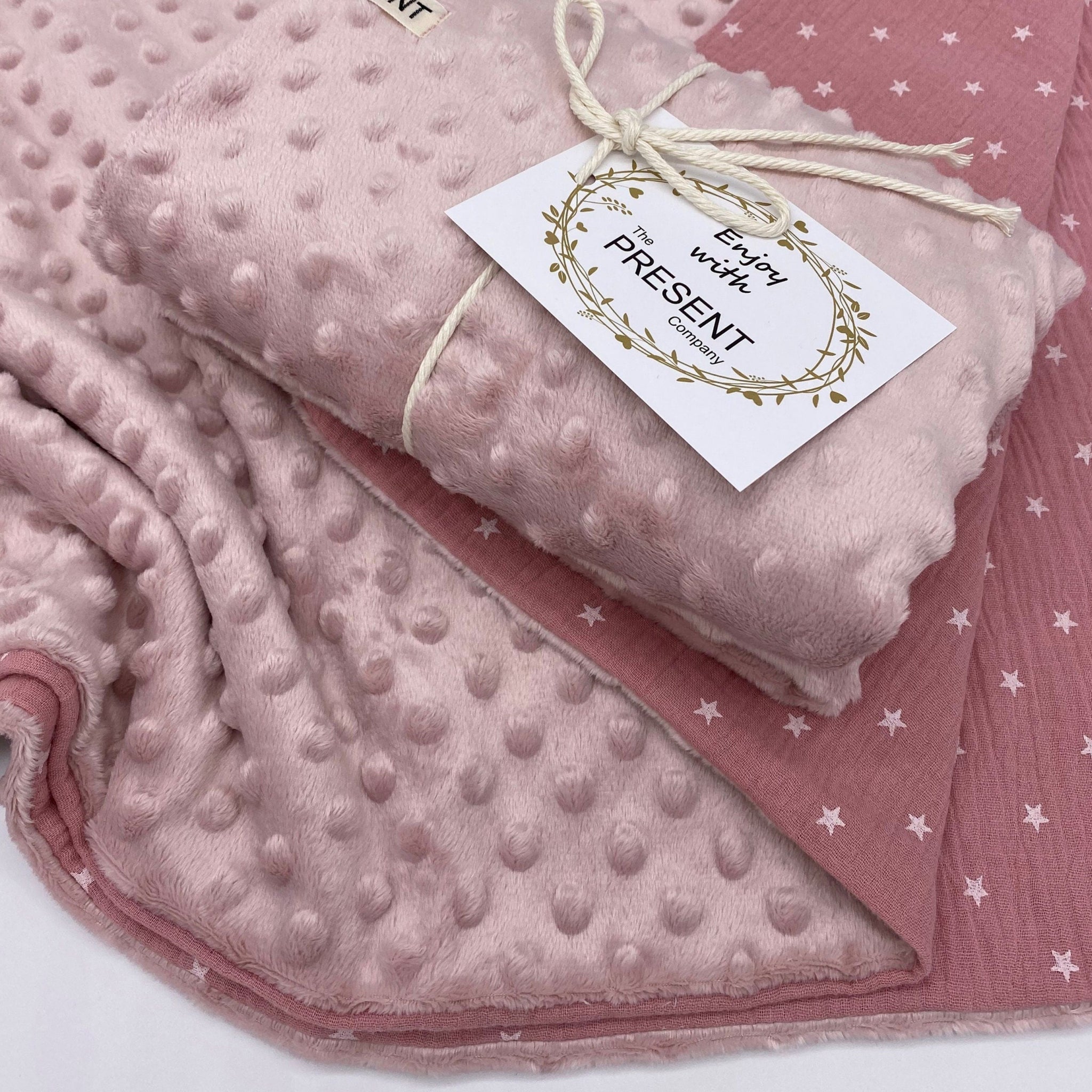 Kuschelweiche Babydecke aus Baumwolle Musselin und Minky Fleece altrosa rosa Kinderwagendecke Baby Geschenk Geburt