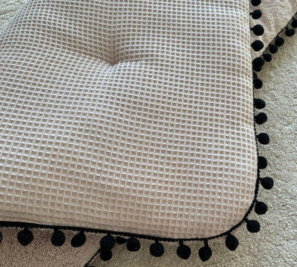 Spielmatte, Krabbeldecke mit Pompon aus Frottee und Waffelpique - The Present Company