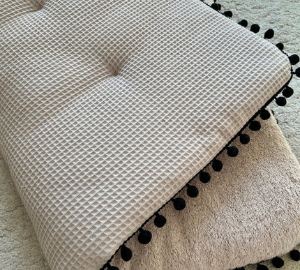 Spielmatte, Krabbeldecke mit Pompon aus Frottee und Waffelpique - The Present Company
