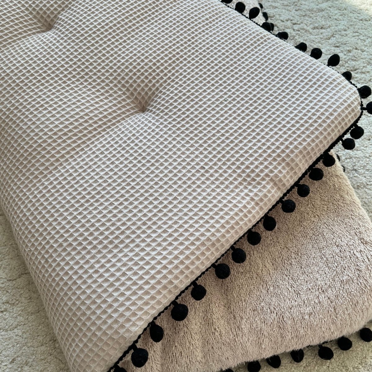 Spielmatte, Krabbeldecke mit Pompon aus Frottee und Waffelpique - The Present Company