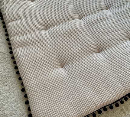 Spielmatte, Krabbeldecke mit Pompon aus Frottee und Waffelpique - The Present Company