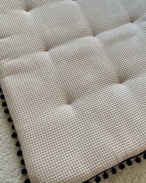 Spielmatte, Krabbeldecke mit Pompon aus Frottee und Waffelpique - The Present Company