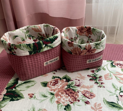 UTENSILO Körbchen Altrosa Waffelpique und Blumenmotiv - The Present Company