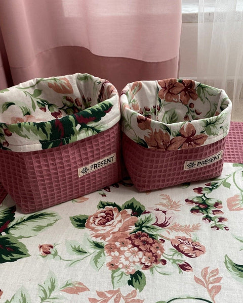 UTENSILO Körbchen Altrosa Waffelpique und Blumenmotiv - The Present Company