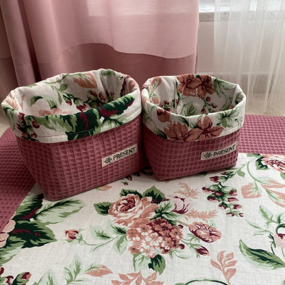 UTENSILO Körbchen Altrosa Waffelpique und Blumenmotiv - The Present Company