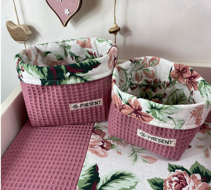 UTENSILO Körbchen Altrosa Waffelpique und Blumenmotiv - The Present Company