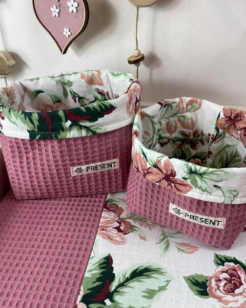 UTENSILO Körbchen Altrosa Waffelpique und Blumenmotiv - The Present Company