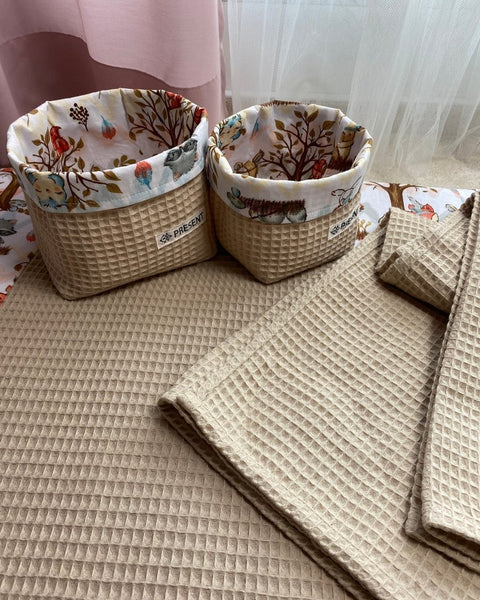 UTENSILO Körbchen Beige Waffelpique und Blumenmotiv - The Present Company