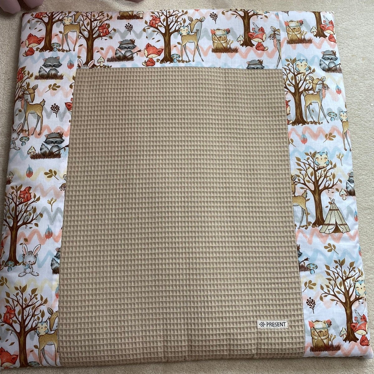 Wickelauflage mit abnehmbarem Bezug Druck Waldtiere - The Present Company